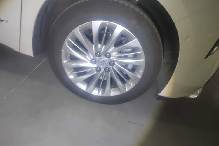Used Buick Century 2023 2.0T Six-Seater Yinshi Edition Right Front Wheel Hub
