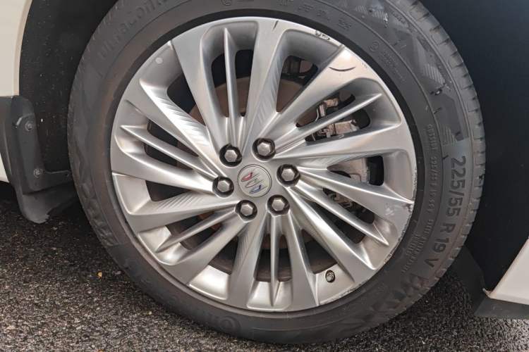 Used Buick Century 2023 2.0T Six-Seater Yinshi Edition Right Front Wheel Hub