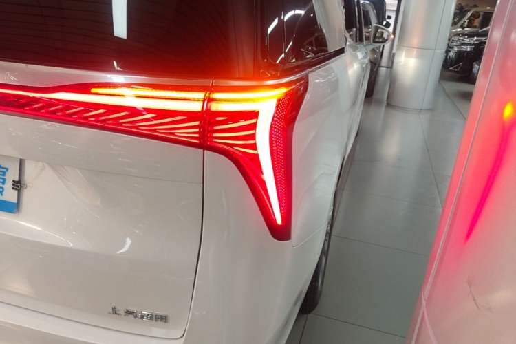Used Buick Century 2023 2.0T Six-Seater Yinshi Edition Right Rear Taillight