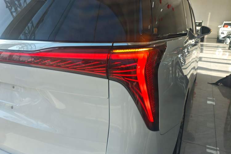 Used Buick Century 2023 2.0T Six-Seater Yinshi Edition Right Rear Taillight