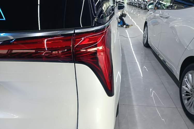 Used Buick Century 2023 2.0T Six-Seater Yinshi Edition Right Rear Taillight