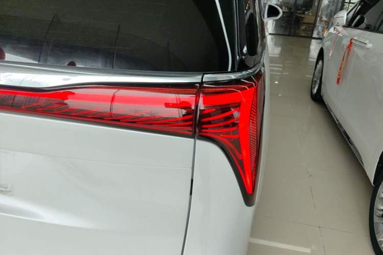 Used Buick Century 2023 2.0T Seven-Seater Yinshi Edition Right Rear Taillight