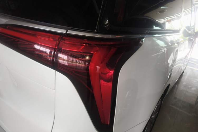 Used Buick Century 2023 2.0T Six-Seater Yinshi Edition Right Rear Taillight