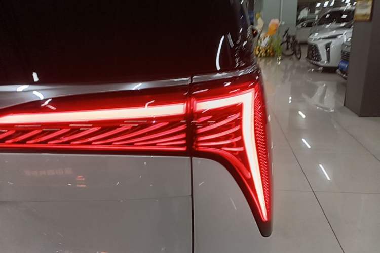 Used Buick Century 2023 2.0T Six-Seater Yinshi Edition Right Rear Taillight