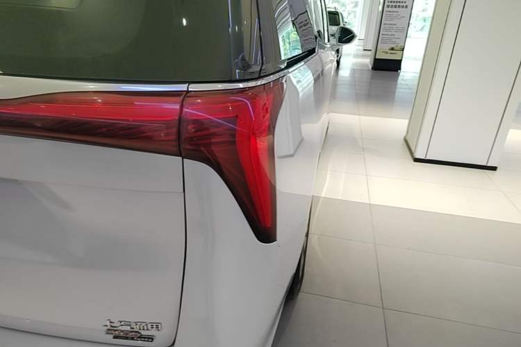 Used Buick Century 2023 2.0T Six-Seater Yinshi Edition Right Rear Taillight