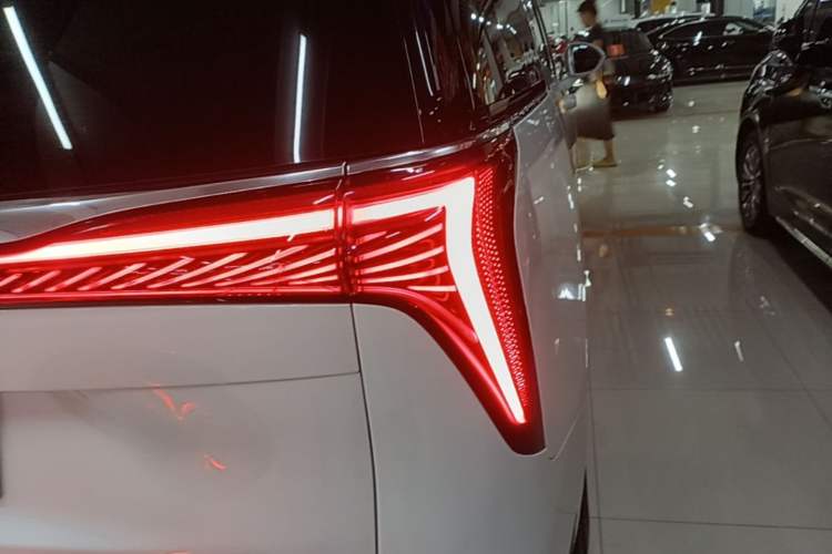 Used Buick Century 2023 2.0T Six-Seater Yinshi Edition Right Rear Taillight