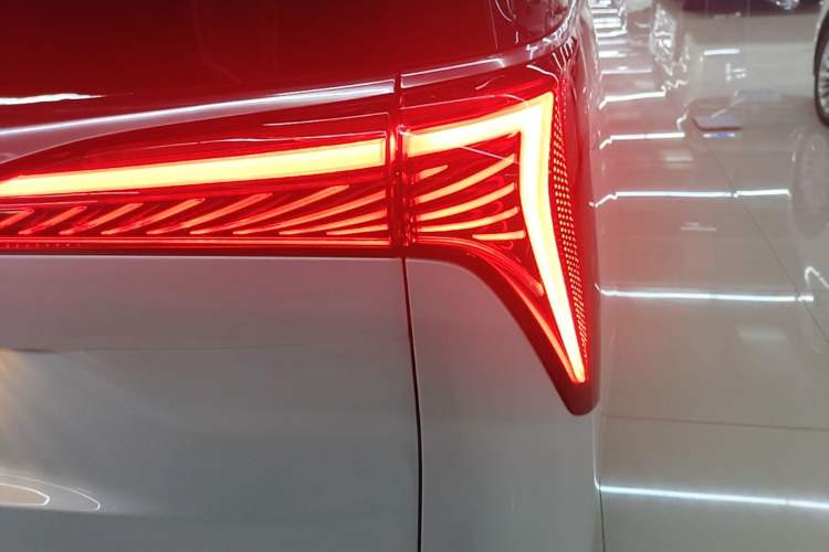 Used Buick Century 2023 2.0T Six-Seater Yinshi Edition Right Rear Taillight