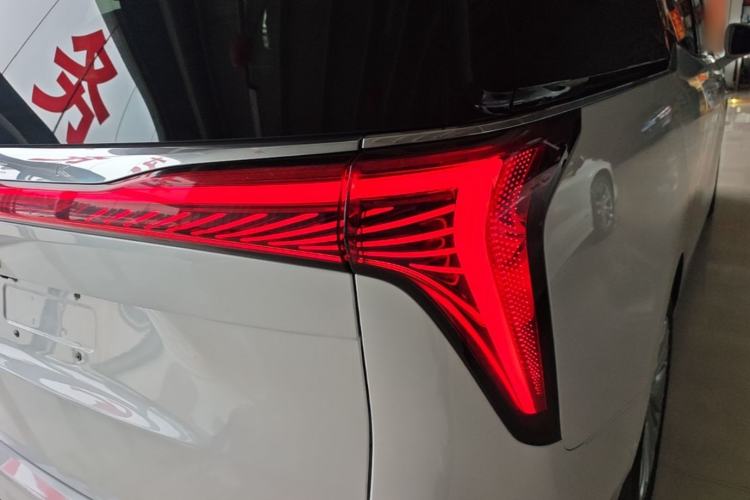 Used Buick Century 2023 2.0T Six-Seater Yinshi Edition Right Rear Taillight