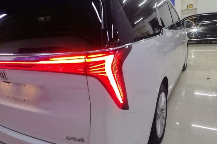 Used Buick Century 2023 2.0T Six-Seater Yinshi Edition Right Rear Taillight