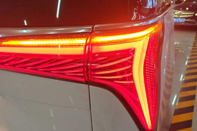 Used Buick Century 2023 2.0T Six-Seater Yinshi Edition Right Rear Taillight