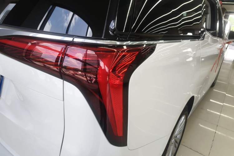 Used Buick Century 2023 2.0T Six-Seater Yinshi Edition Right Rear Taillight