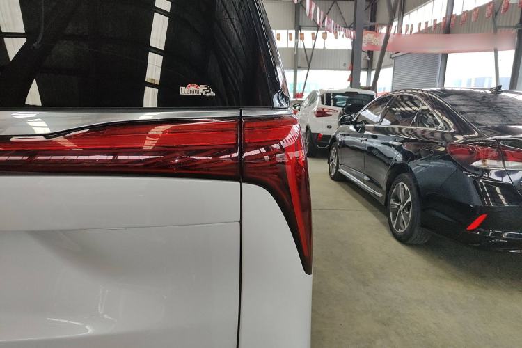 Used Buick Century 2023 2.0T Six-Seater Yinshi Edition Right Rear Taillight