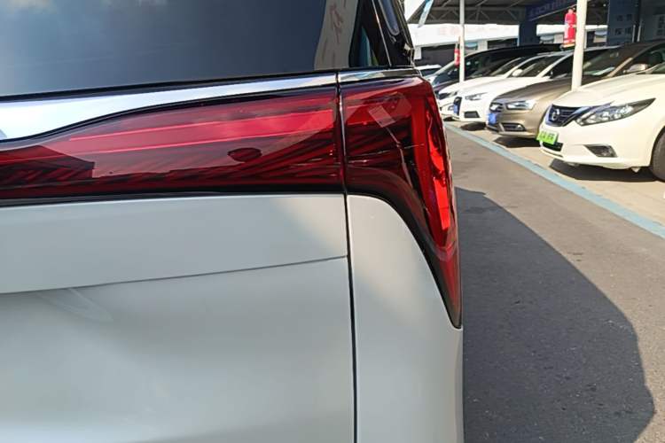 Used Buick Century 2023 2.0T Six-Seater Yinshi Edition Right Rear Taillight