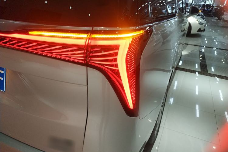 Used Buick Century 2023 2.0T Six-Seater Yinshi Edition Right Rear Taillight