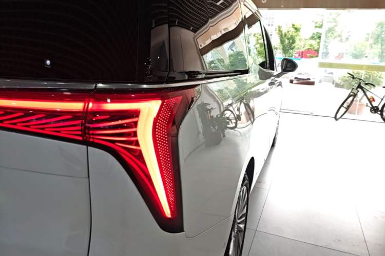 Used Buick Century 2023 2.0T Six-Seater Yinshi Edition Right Rear Taillight