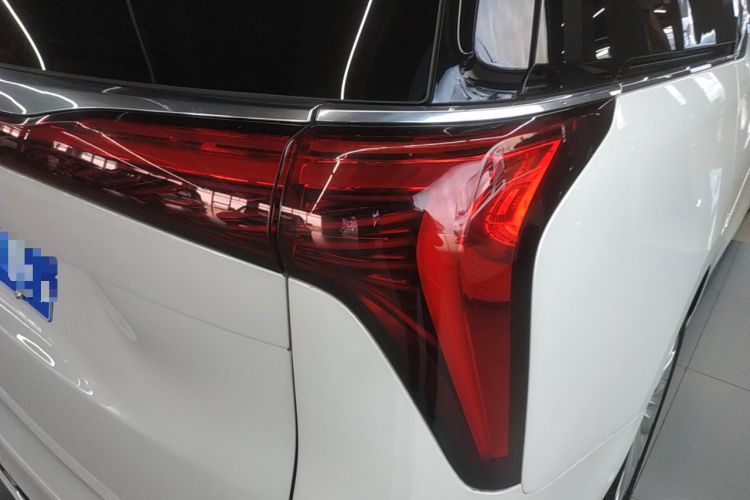 Used Buick Century 2023 2.0T Six-Seater Yinshi Edition Right Rear Taillight