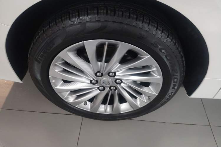 Used Buick Century 2023 2.0T Six-Seater Yinshi Edition Right Rear Wheel Hub