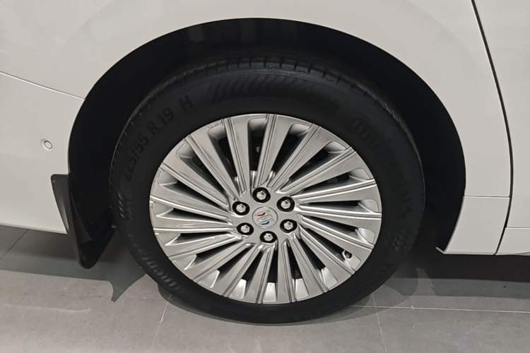 Used Buick Century 2023 2.0T Four-Seat Private Edition Right Rear Wheel Hub