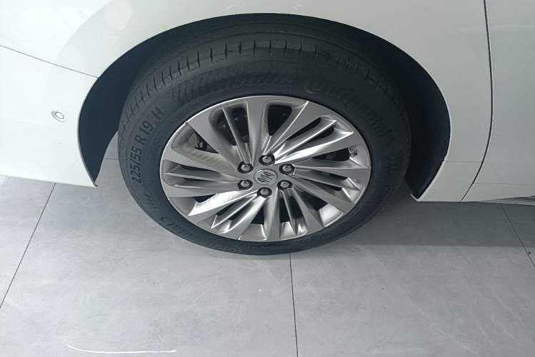 Used Buick Century 2023 2.0T Six-Seater Yinshi Edition Right Rear Wheel Hub
