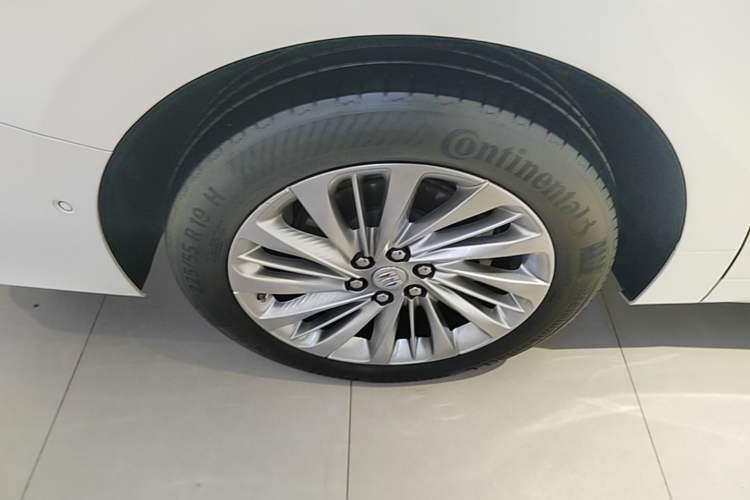 Used Buick Century 2023 2.0T Six-Seater Yinshi Edition Right Rear Wheel Hub