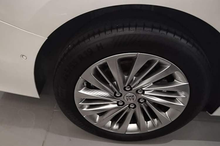 Used Buick Century 2023 2.0T Six-Seater Yinshi Edition Right Rear Wheel Hub