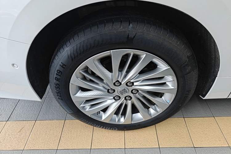 Used Buick Century 2023 2.0T Six-Seater Yinshi Edition Right Rear Wheel Hub