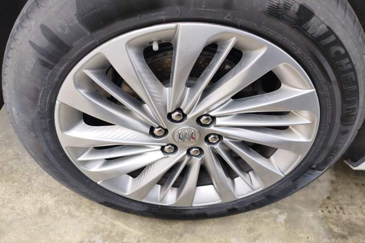 Used Buick Century 2023 2.0T Six-Seater Yinshi Edition Right Rear Wheel Hub