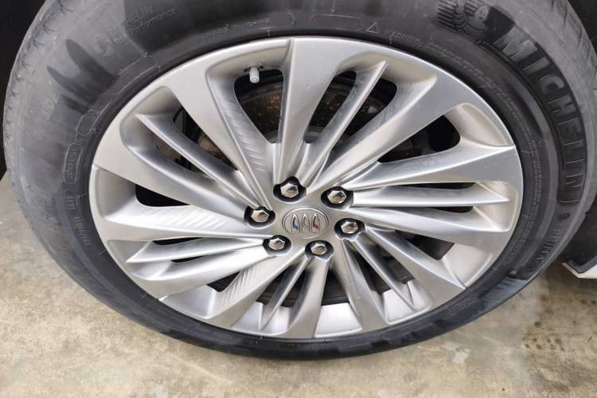 Used Buick Century 2023 2.0T Six-Seater Yinshi Edition Right Rear Wheel Hub
