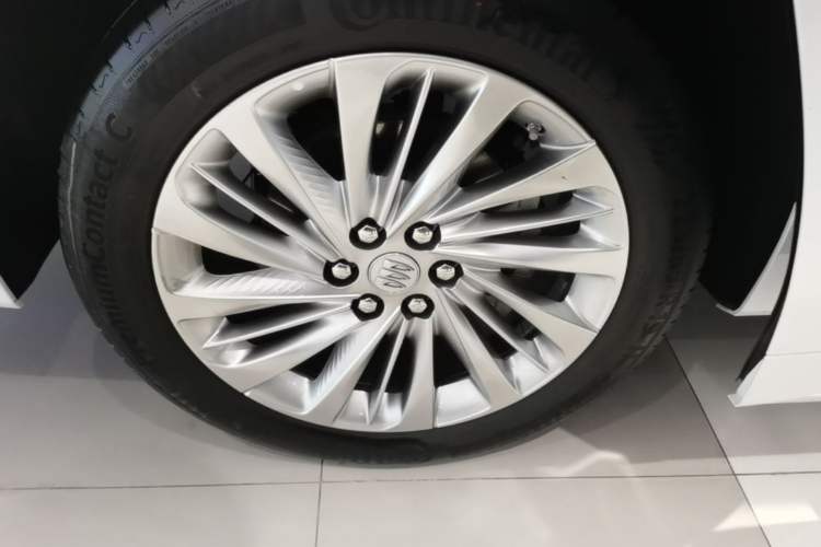 Used Buick Century 2023 2.0T Six-Seater Yinshi Edition Right Rear Wheel Hub