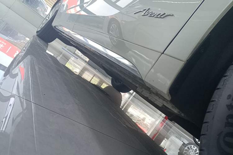 Used Buick Century 2023 2.0T Six-Seater Yinshi Edition Right Side Sill