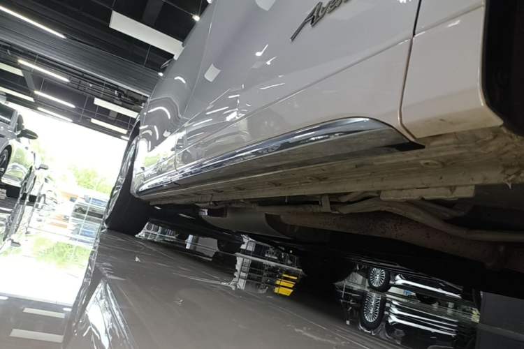 Used Buick Century 2023 2.0T Seven-Seater Yinshi Edition Right Side Sill