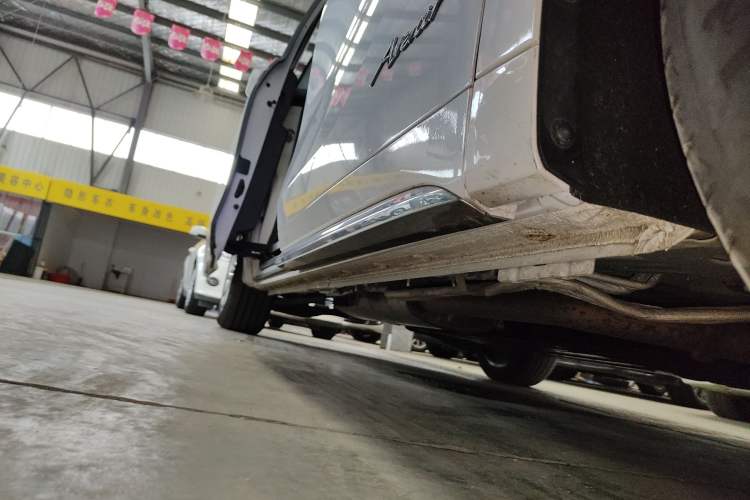 Used Buick Century 2023 2.0T Six-Seater Yinshi Edition Right Side Sill