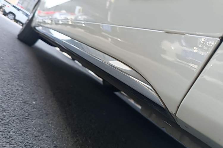 Used Buick Century 2023 2.0T Six-Seater Yinshi Edition Right Side Sill