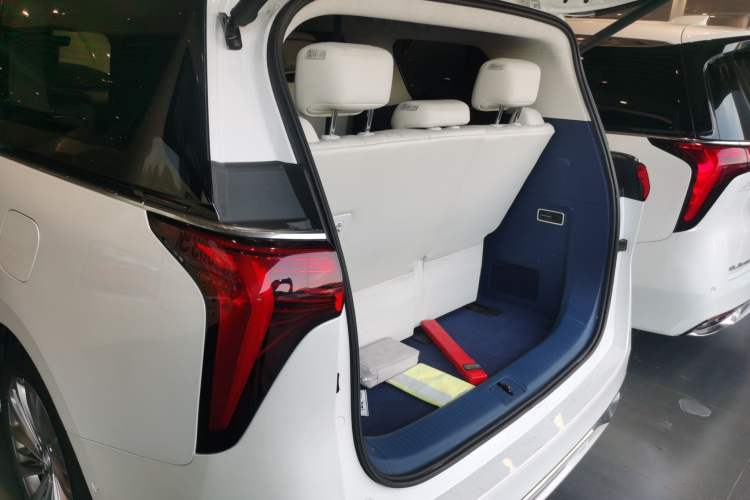 Used Buick Century 2023 2.0T Seven-Seater Yinshi Edition Trunk