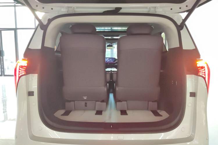 Used Buick Century 2023 2.0T Six-Seater Yinshi Edition Trunk