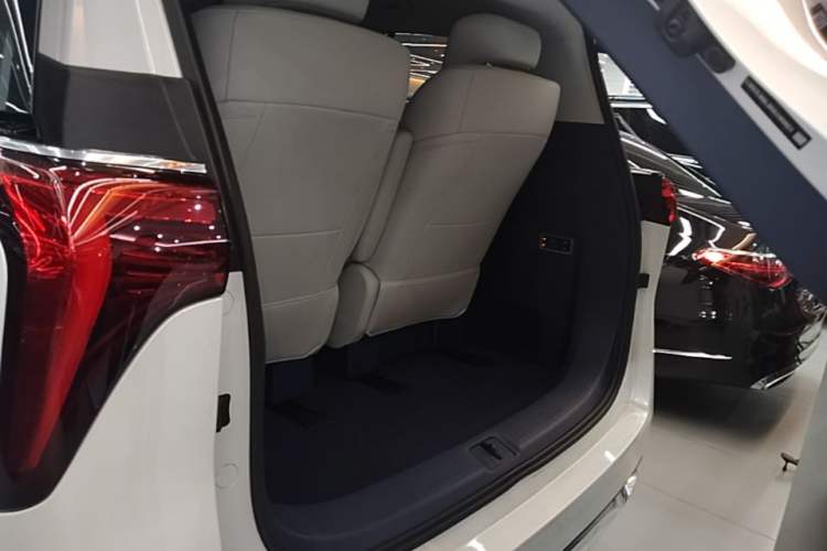Used Buick Century 2023 2.0T Six-Seater Yinshi Edition Trunk