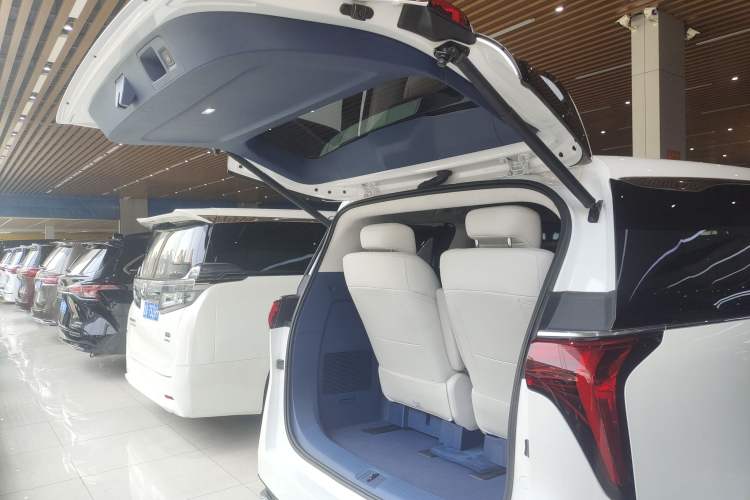 Used Buick Century 2023 2.0T Six-Seater Yinshi Edition Trunk
