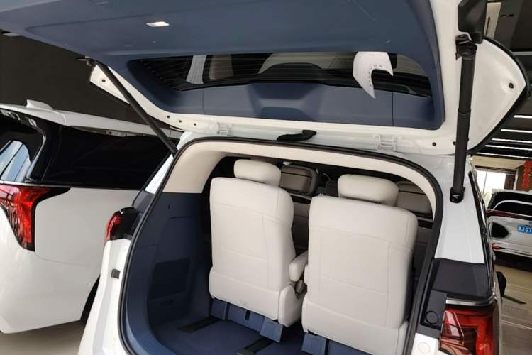 Used Buick Century 2023 2.0T Six-Seater Yinshi Edition Trunk