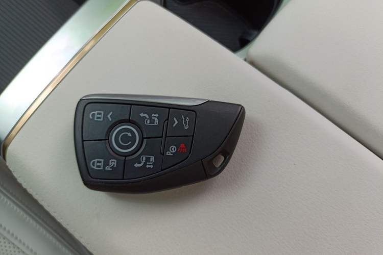 Used Buick Century 2023 2.0T Six-Seater Yinshi Edition Vehicle Key