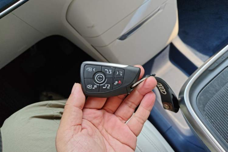 Used Buick Century 2023 2.0T Six-Seater Yinshi Edition Vehicle Key