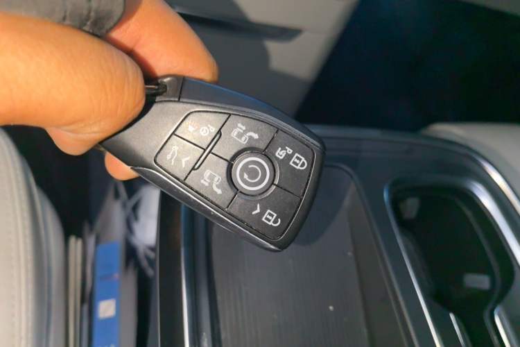 Used Buick Century 2023 2.0T Six-Seater Yinshi Edition Vehicle Key