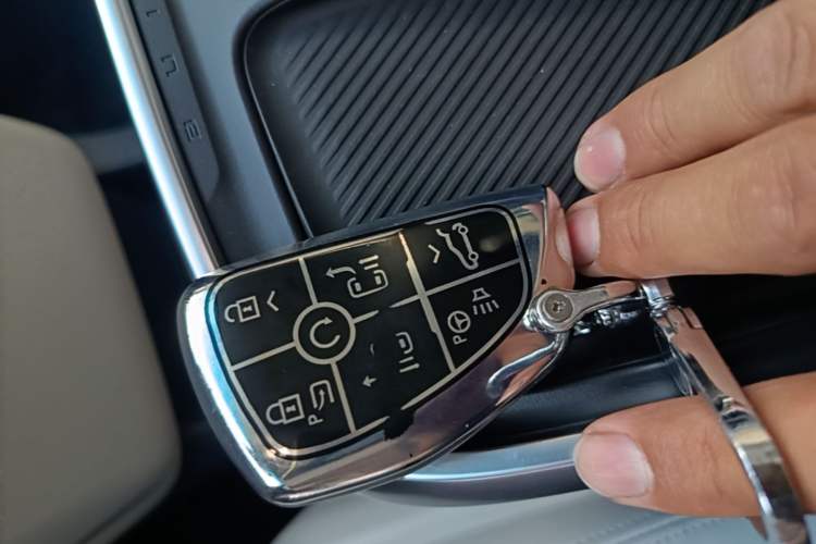 Used Buick Century 2023 2.0T Six-Seater Yinshi Edition Vehicle Key