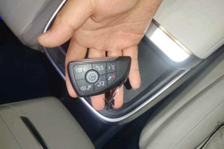 Used Buick Century 2023 2.0T Six-Seater Yinshi Edition Vehicle Key