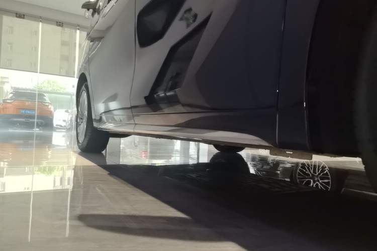 Used Buick Century 2025 2.0T Six-Seater YinShi Edition Right Side Sill