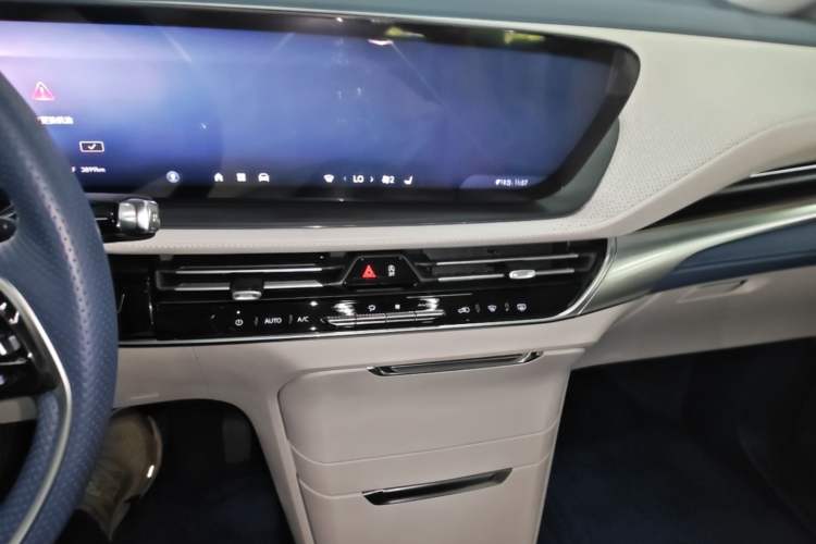 Used Buick Century 2025 2.0T Seven-Seater Yinshi Edition Audio And AC Panel