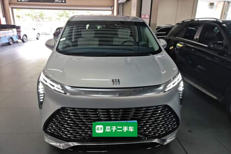 Used Buick Century 2025 2.0T Seven-Seater Yinshi Edition Front
