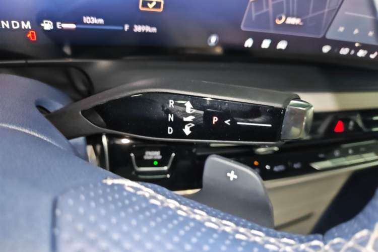 Used Buick Century 2025 2.0T Seven-Seater Yinshi Edition Gear Lever