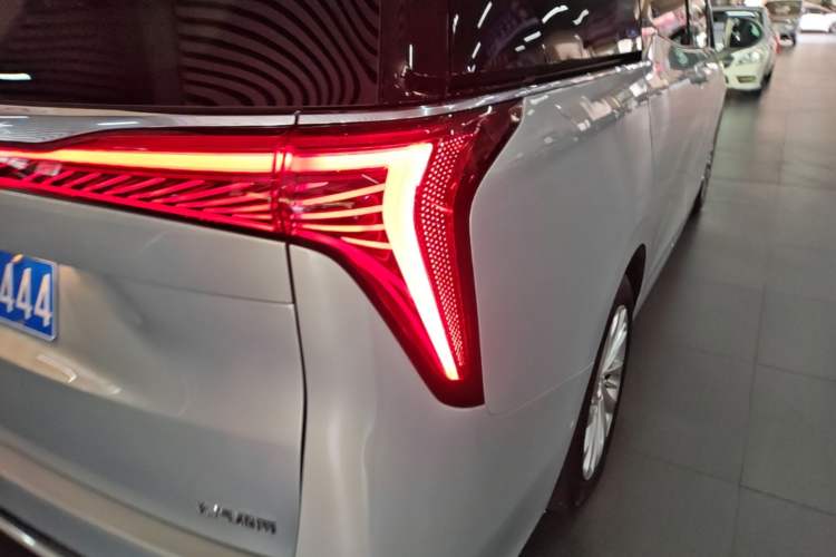 Used Buick Century 2025 2.0T Seven-Seater Yinshi Edition Right Rear Taillight