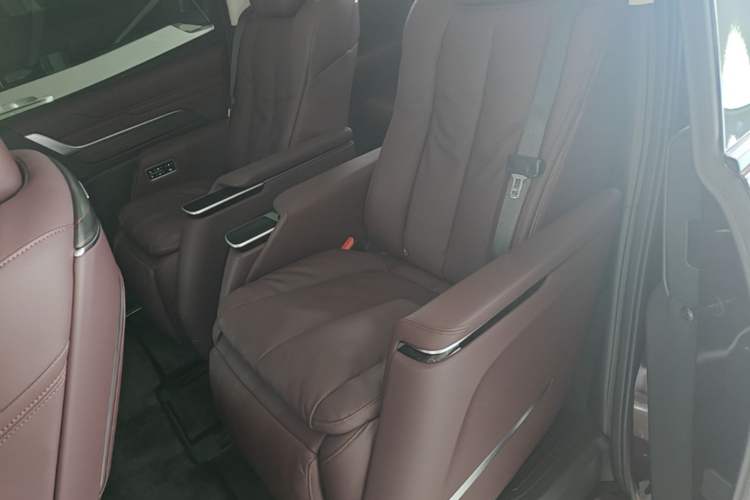 Used Buick Century 2025 2.0T Seven-Seater Yinshi Edition Left Rear Seat