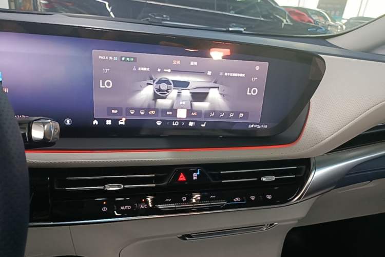 Used Buick Century 2025 2.0T Seven-Seater Yinshi Edition Audio And AC Panel